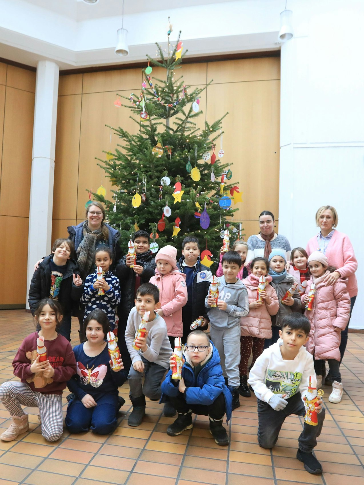 Kinder der Fledermausklasse der Grundschule Hauptstraße haben den Baum im Foyer vor dem Rathaussaal geschmückt.