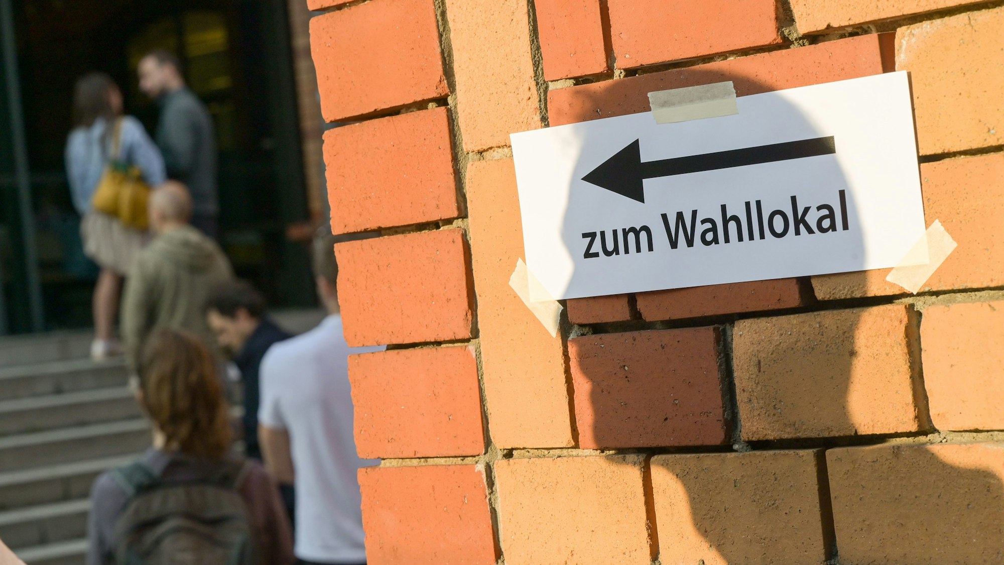 Wählerinnen und Wähler stehen bei der Wahl 2021 in Berlin vor einem Wahllokal. Bei der Wahl war es zu zahlreichen Pannen gekommen, Das Bundesverfassungsgericht entschied auf Teil-Neuwahlen. (Archivbild)