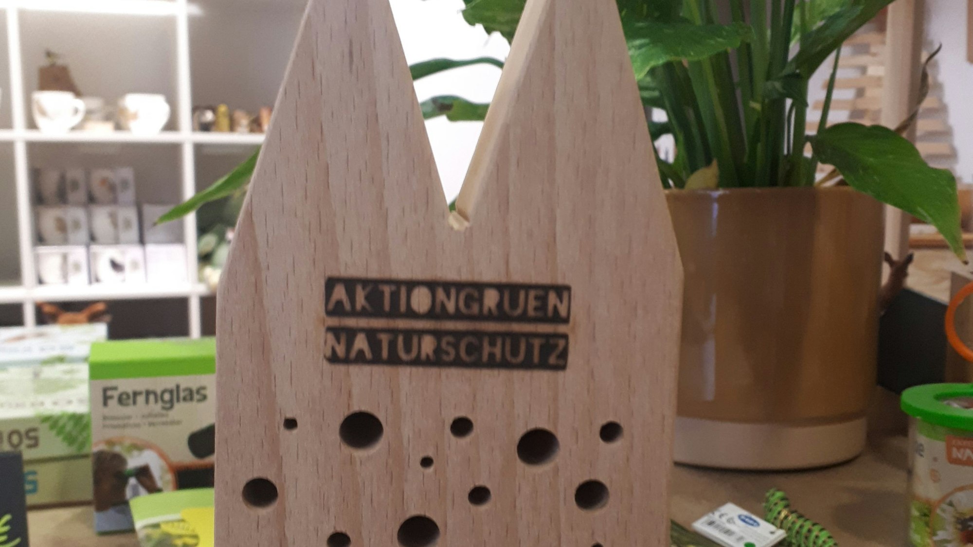 Insektenhotels, unter anderem in Dom-Form im Fachgeschäft „Aktiongruen“
