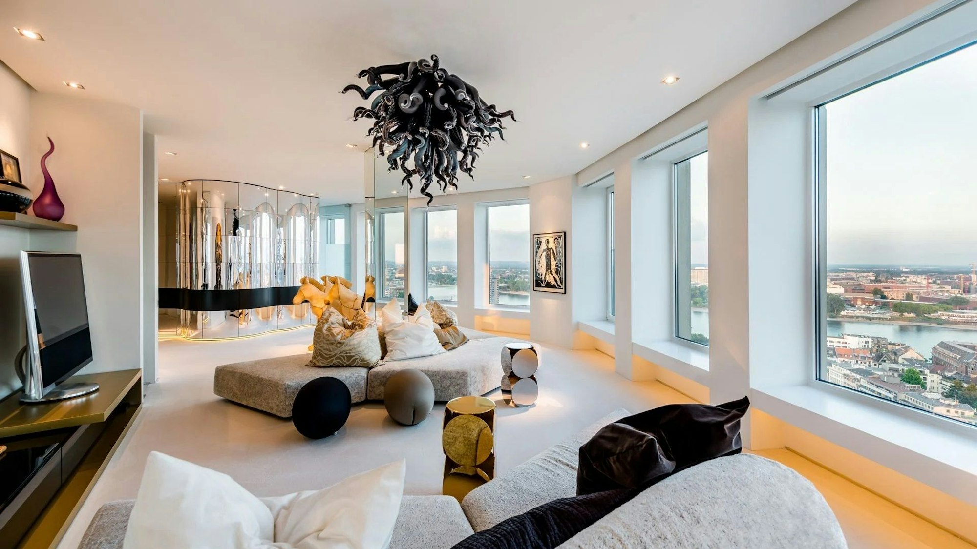 Ein Penthouse im Ringturm am Ebertplatz mit Panoramablick über Köln steht derzeit zum Verkauf.