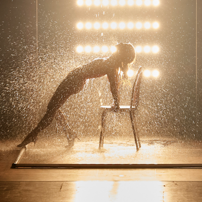 Das Foto zeigt die Wasser-Szene aus dem Musical „Flashdance“.