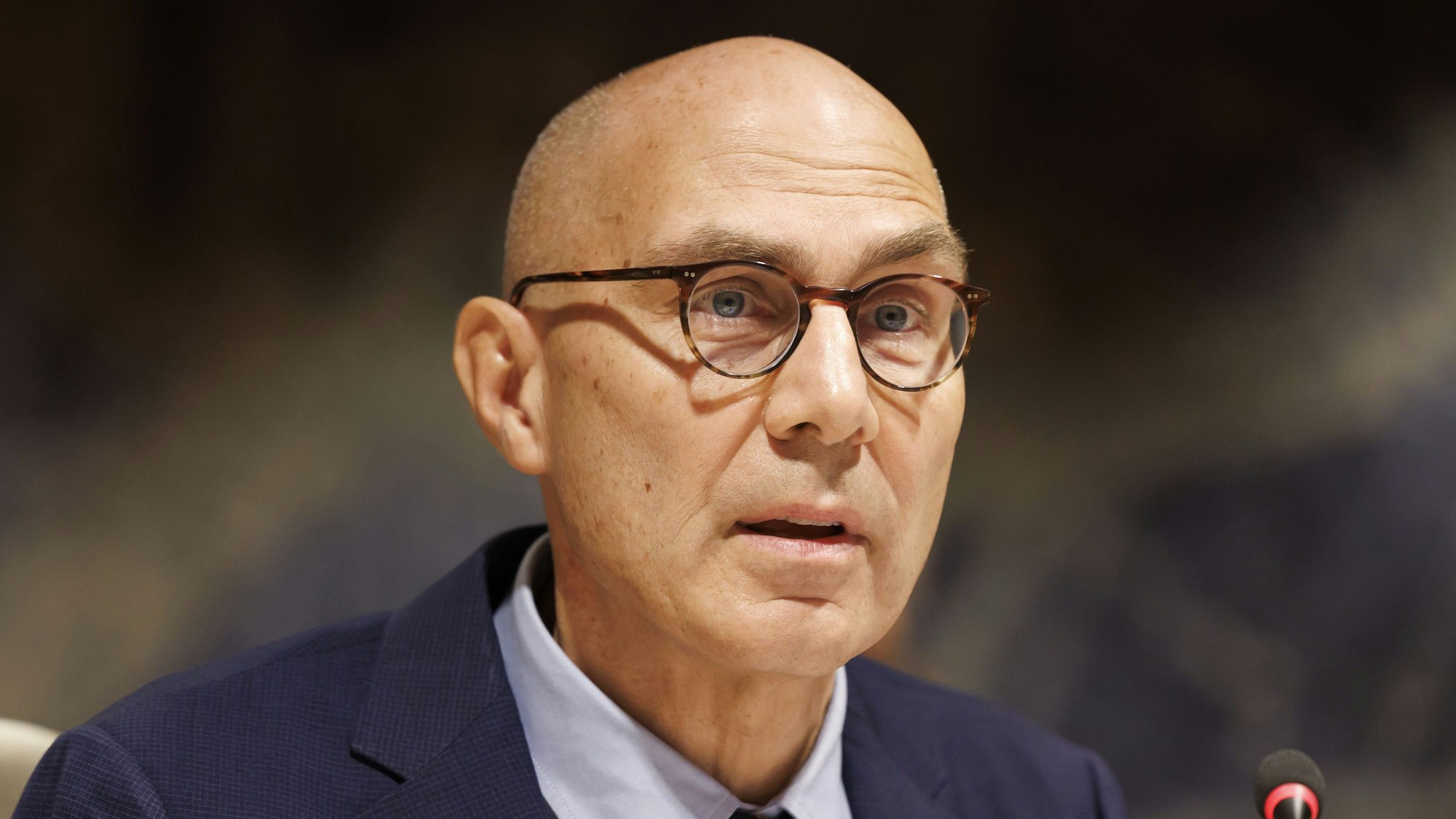 Volker Türk, UN-Hochkommissar für Menschenrechte, spricht zu den Mitgliedsstaaten am europäischen Hauptsitz der Vereinten Nationen.