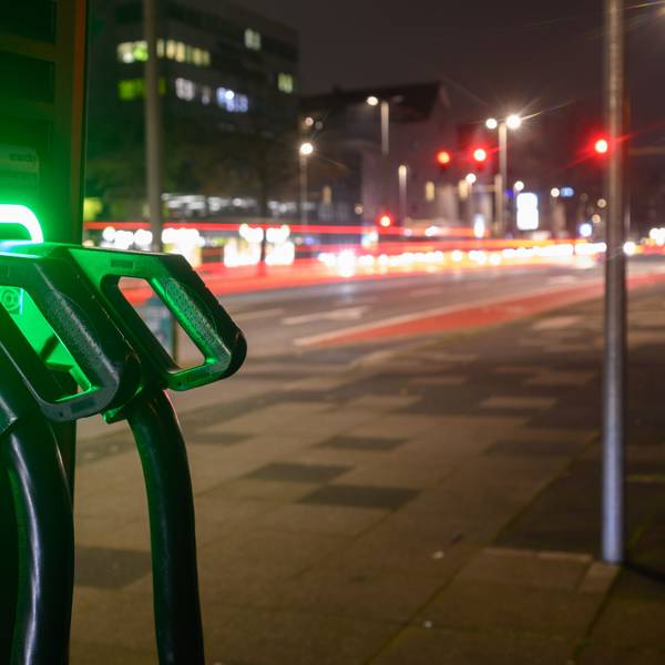 19.12.2023, Niedersachsen, Hannover: Grün leuchten Ladekabel an einer Schnellladesäule für Elektroautos. Nach dem plötzlichen Ende der Kaufprämie für Elektroautos schauen Kunden nun in die Röhre. Die Industrie protestiert und beklagt einen Vertrauensverlust in die Politik. Als Teil ihres Sparprogramms vereinbarten die Koalitionsspitzen der Ampel von SPD, Grünen und FDP vor wenigen Tagen, die staatliche Förderung «zeitnah» auslaufen zu lassen. Foto: Julian Stratenschulte/dpa +++ dpa-Bildfunk +++