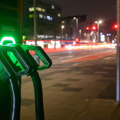 19.12.2023, Niedersachsen, Hannover: Grün leuchten Ladekabel an einer Schnellladesäule für Elektroautos. Nach dem plötzlichen Ende der Kaufprämie für Elektroautos schauen Kunden nun in die Röhre. Die Industrie protestiert und beklagt einen Vertrauensverlust in die Politik. Als Teil ihres Sparprogramms vereinbarten die Koalitionsspitzen der Ampel von SPD, Grünen und FDP vor wenigen Tagen, die staatliche Förderung «zeitnah» auslaufen zu lassen. Foto: Julian Stratenschulte/dpa +++ dpa-Bildfunk +++