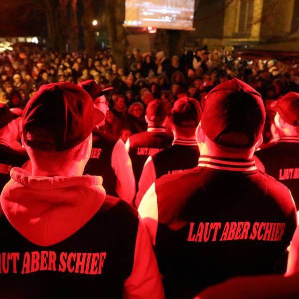 Dicht gedrängt stand das Publikum auf dem Marialindener Kirchplatz, um bei „Advent am Dom“ die Premiere des Männerchors „Laut aber schief“ zu erleben, die mit großem Jubel und einem Feuerwerk gefeiert wurde.