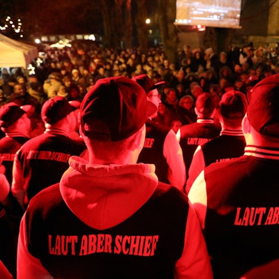 Dicht gedrängt stand das Publikum auf dem Marialindener Kirchplatz, um bei „Advent am Dom“ die Premiere des Männerchors „Laut aber schief“ zu erleben, die mit großem Jubel und einem Feuerwerk gefeiert wurde.