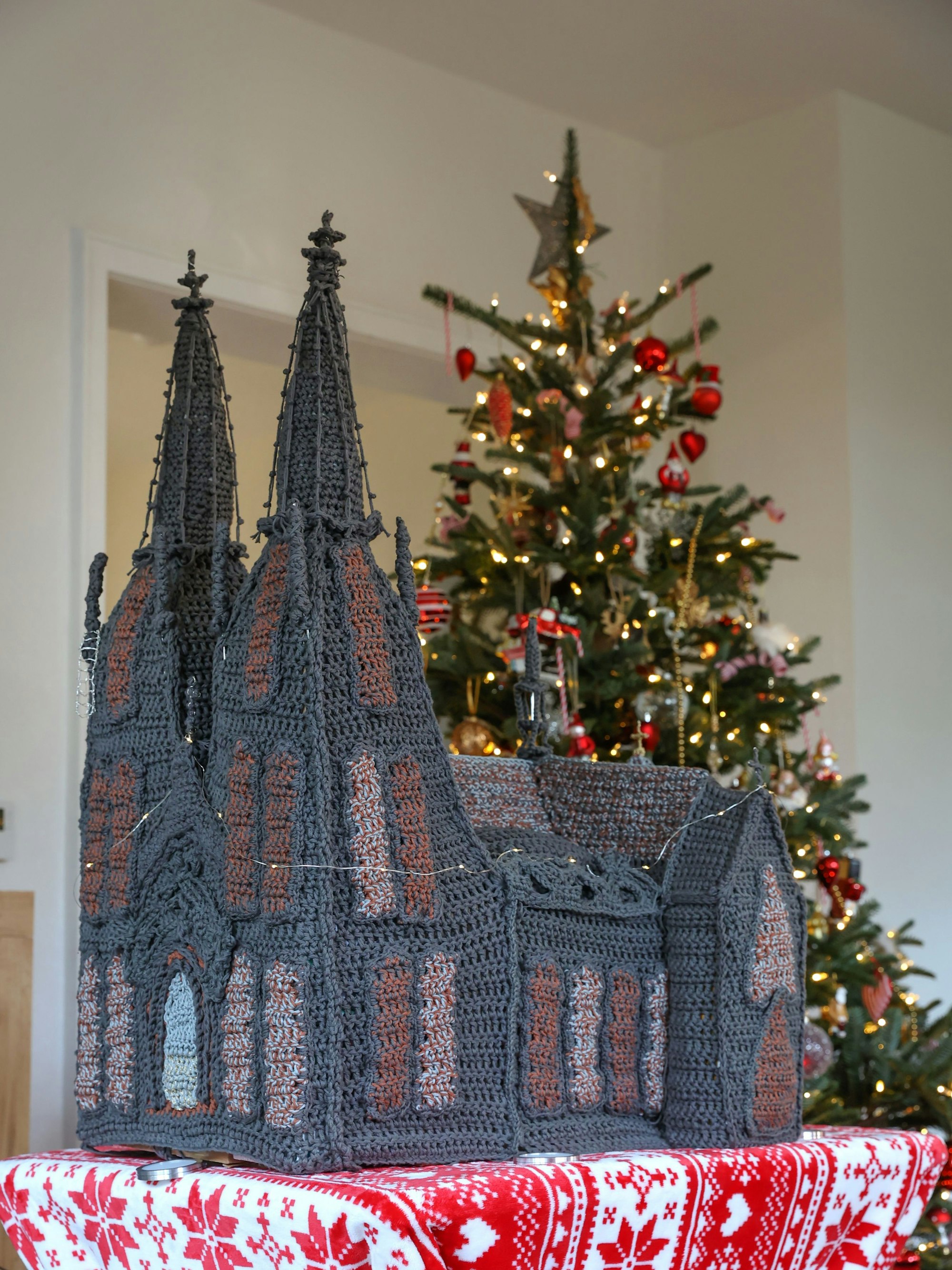 Zu sehen ist der Häkel-Dom von Gabriele Hübner aus Rösrath