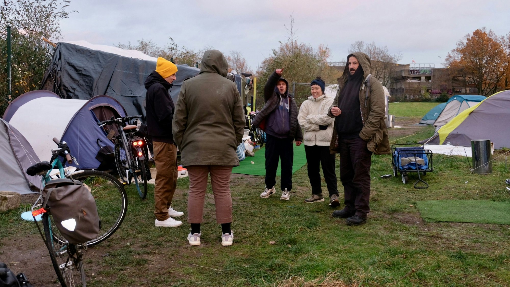 Patrick Timms, eine ehemalige Zeltlagerbewohnerin, Jacek Pinkowsky, Akiko Arendt und Tom Küven (v.l.) im Zeltlager für Obdachlose neben dem autonomen Zentrum (AZ).