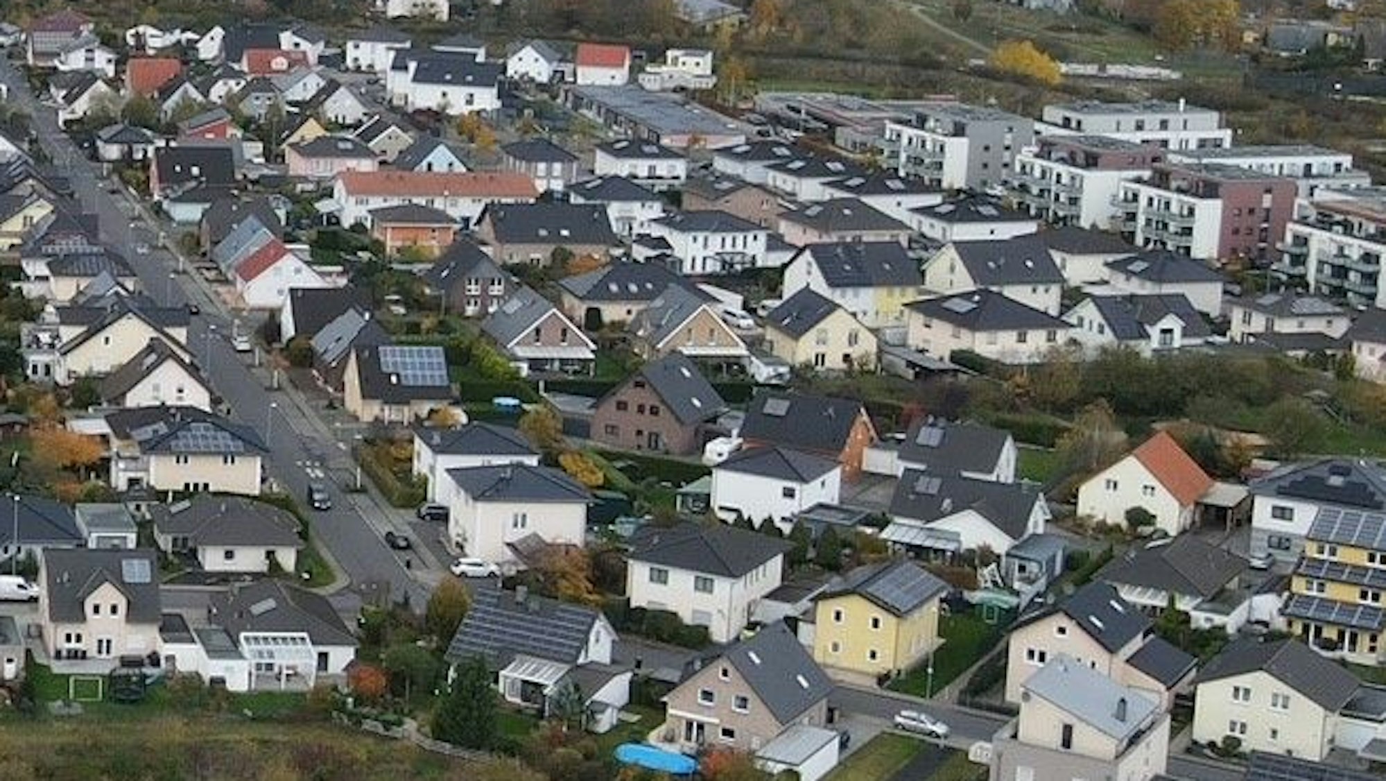 Das Bild zeigt symbolisch eine Luftaufnahme von dem dicht besiedelten Wohngebiet in Weilerswist-Süd.