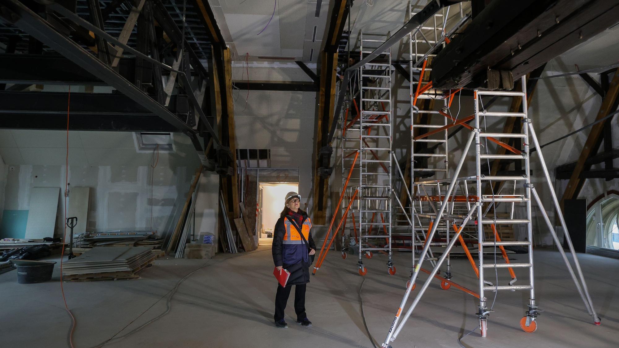 Auf der Baustelle des Hansa-Gymnasiums, das gerade saniert wird und einen neuen Anbau bekommt. Im Bild Petra Rinnenburger.