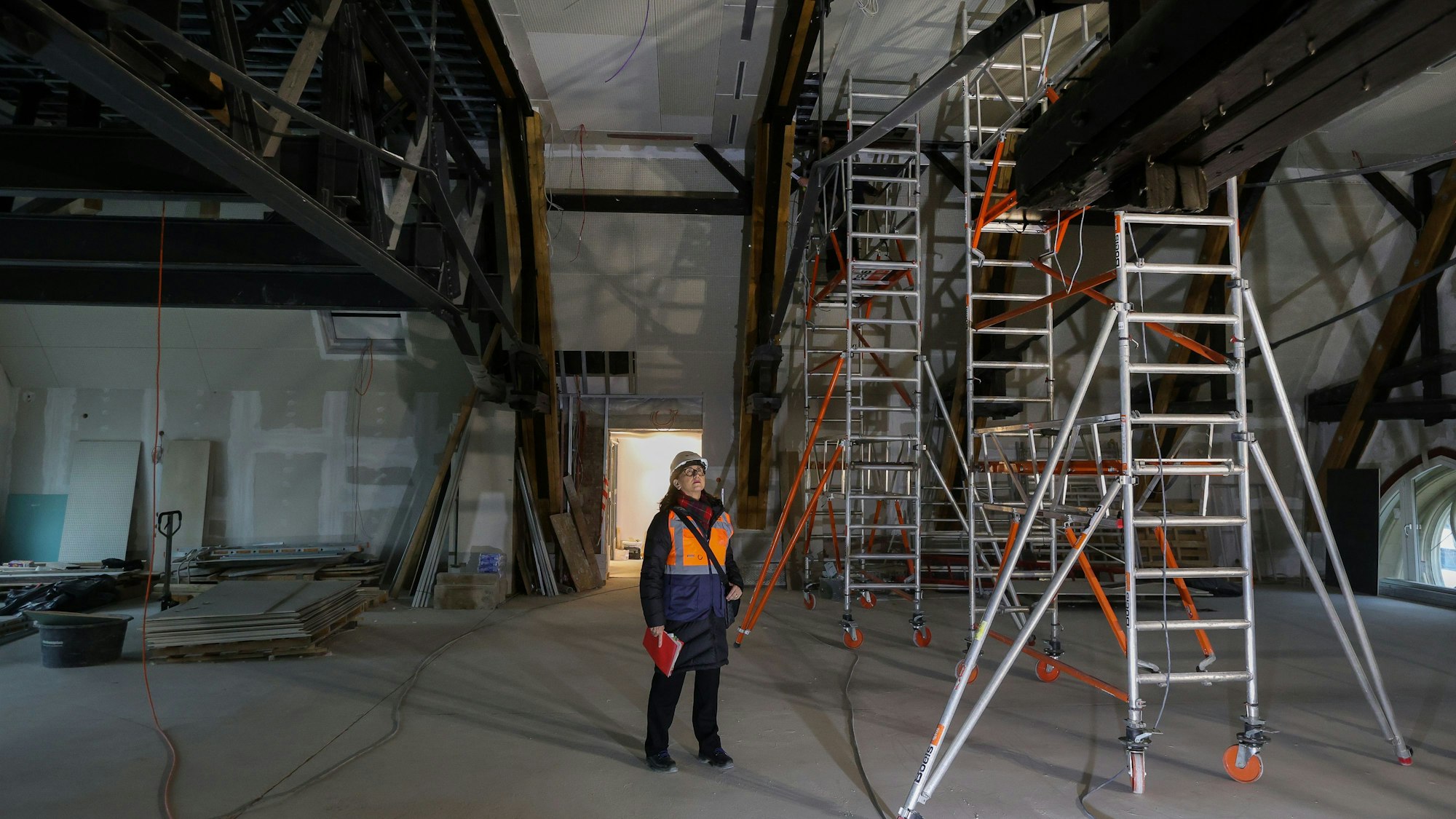 Auf der Baustelle des Hansa-Gymnasiums, das gerade saniert wird und einen neuen Anbau bekommt. Im Bild Petra Rinnenburger.