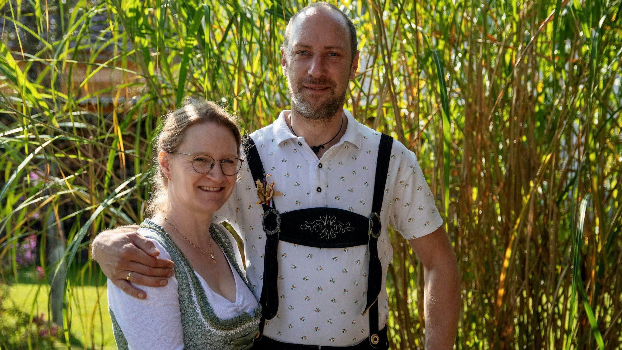 Anne Kathrin und Sebastian Winter, in Tracht gekleidet.
