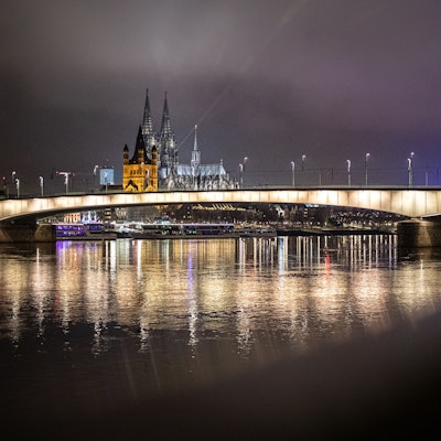 Das Panorama der Stadt Köln mit Kölner Dom und der Kirche Groß St. Martin ist hinter der Deutzer Brücke zu sehen.