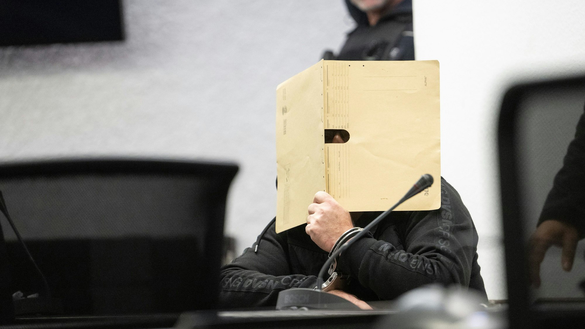 Der Angeklagte im Prozess wegen Schüssen im Mercedes-Werk Sindelfingen sitzt in einem Saal des Landgerichts Stuttgart.