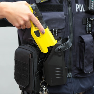 Ein Polizist zeigt Distanzelektroimpulsgeräte, besser bekannt als Taser, die in NRW flächendeckend als Ausrüstung eingeführt wurden. (Archivbild)