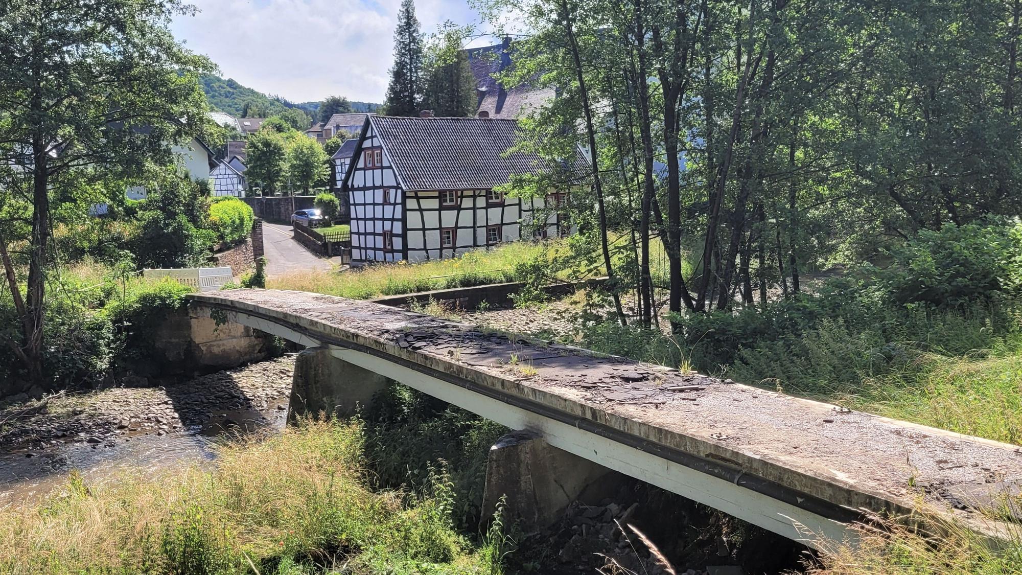 Blick auf die mittlerweile abgerissene Fußgängerbrücke in Olef.