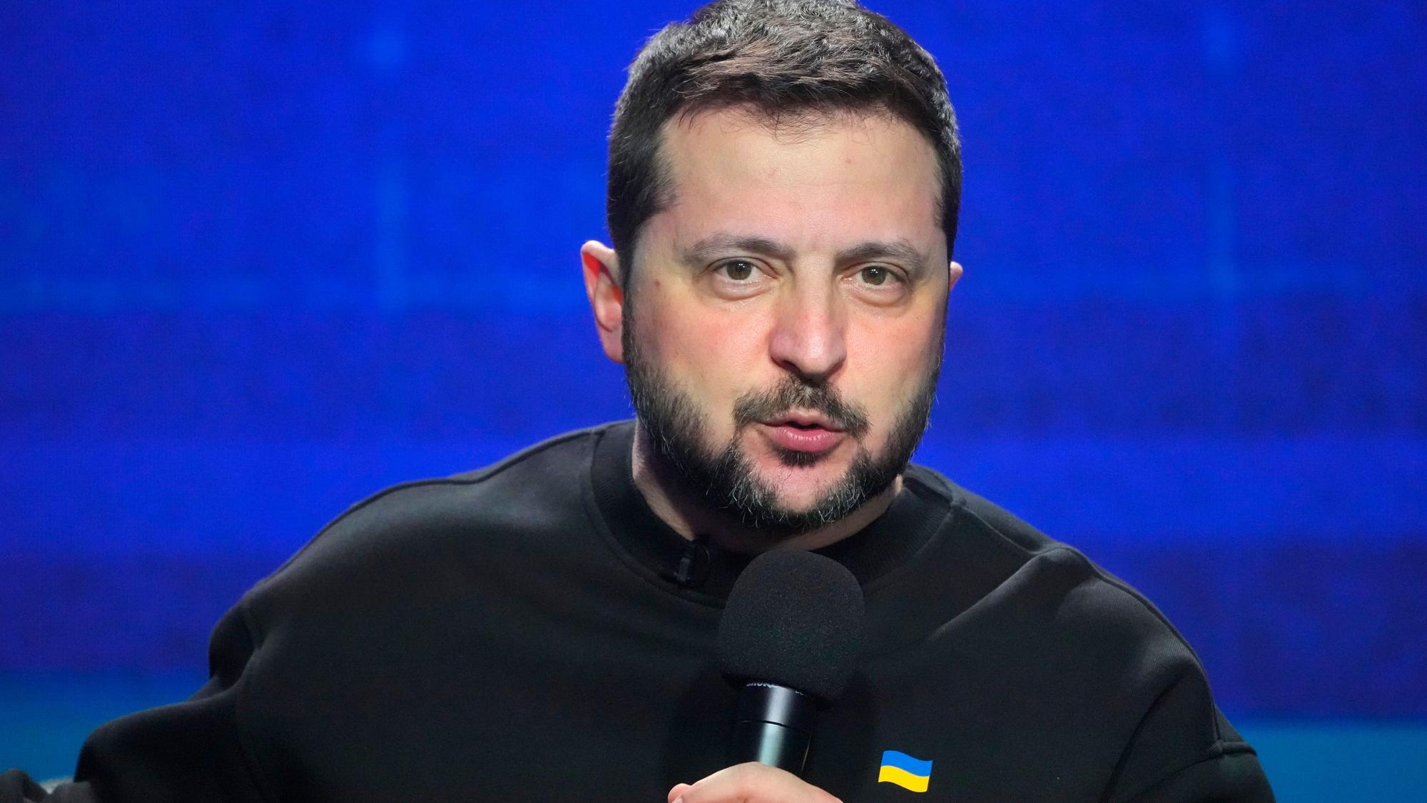 19.12.2023, Ukraine, Kiew: Wolodymyr Selenskyj, Präsident der Ukraine, spricht während seiner Jahresend-Pressekonferenz. Foto: Efrem Lukatsky/AP/dpa +++ dpa-Bildfunk +++