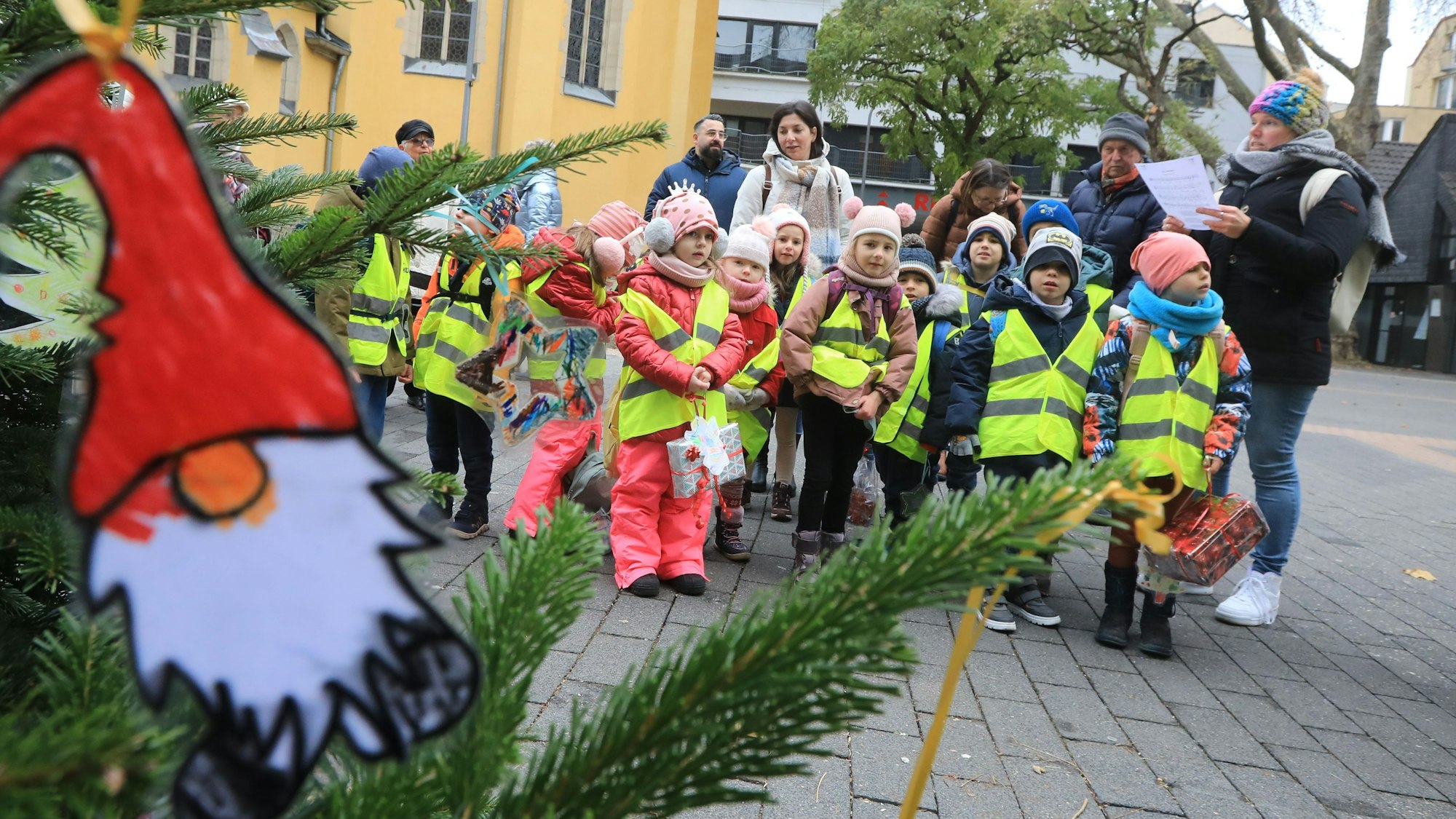 Kinder der Kita Himmelsstürmer haben den Baum am Fastelovendsplätzchen in der Porzer Innenstadt geschmückt.