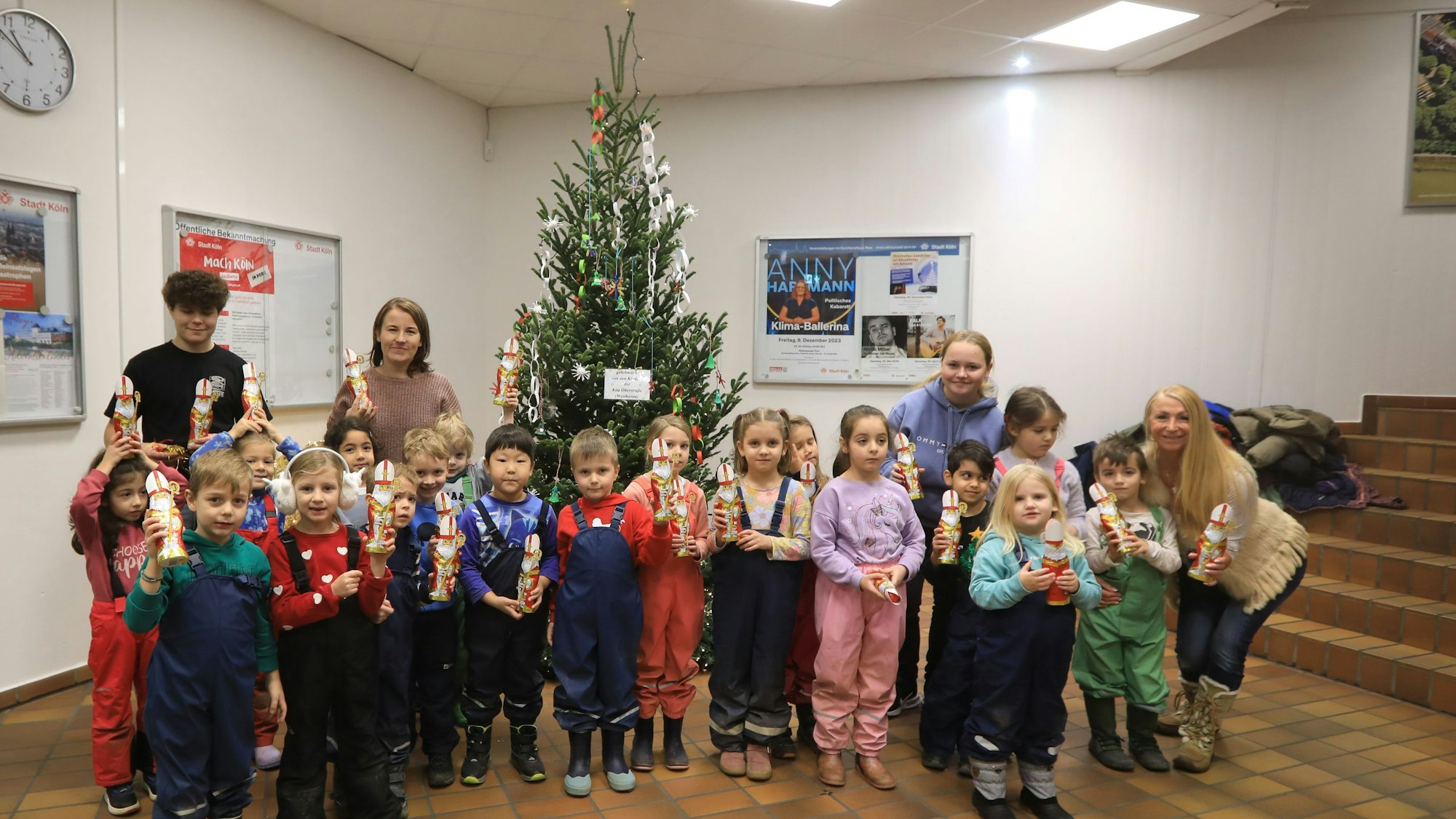 Kinder der Kita Oberstraße aus Westhoven schmücken den Baum im Eingangsbereich des Porzer Bürgeramtes.