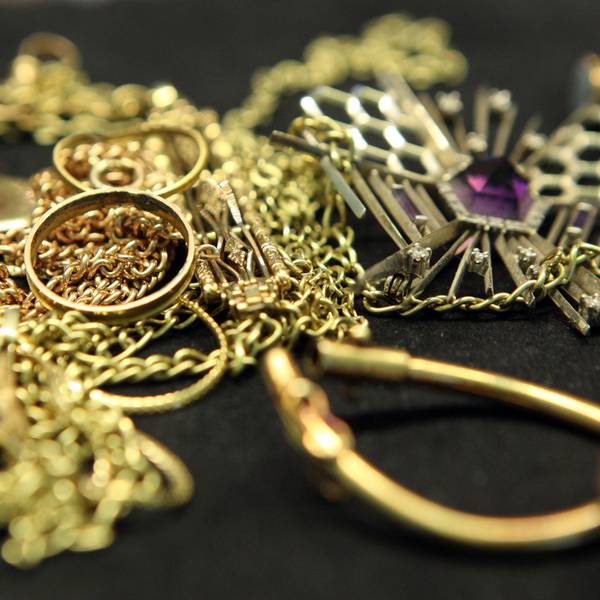 Angekaufter Goldschmuck liegt in Hamburg auf dem Tresen einer Münzhandlung.