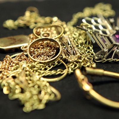 Angekaufter Goldschmuck liegt in Hamburg auf dem Tresen einer Münzhandlung.