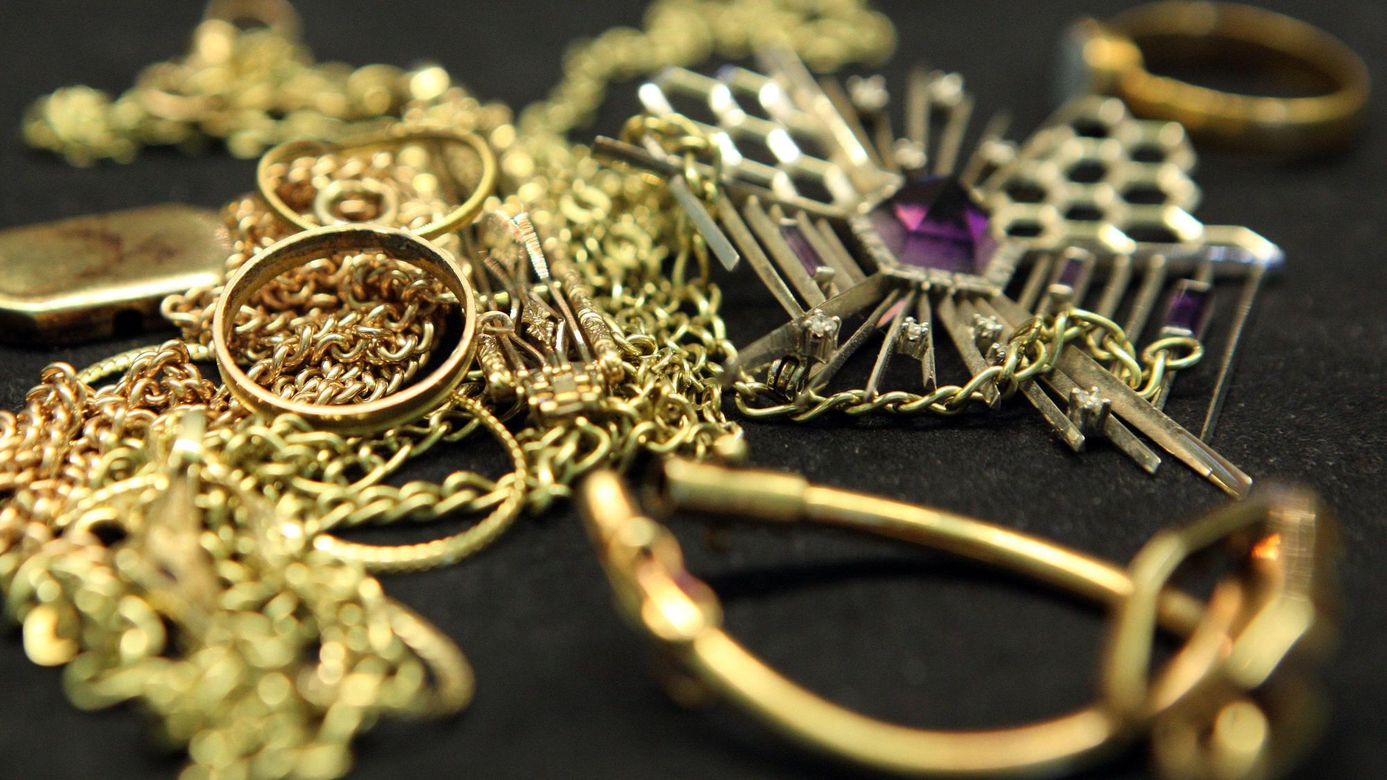 Ketten und Ringe aus Gold