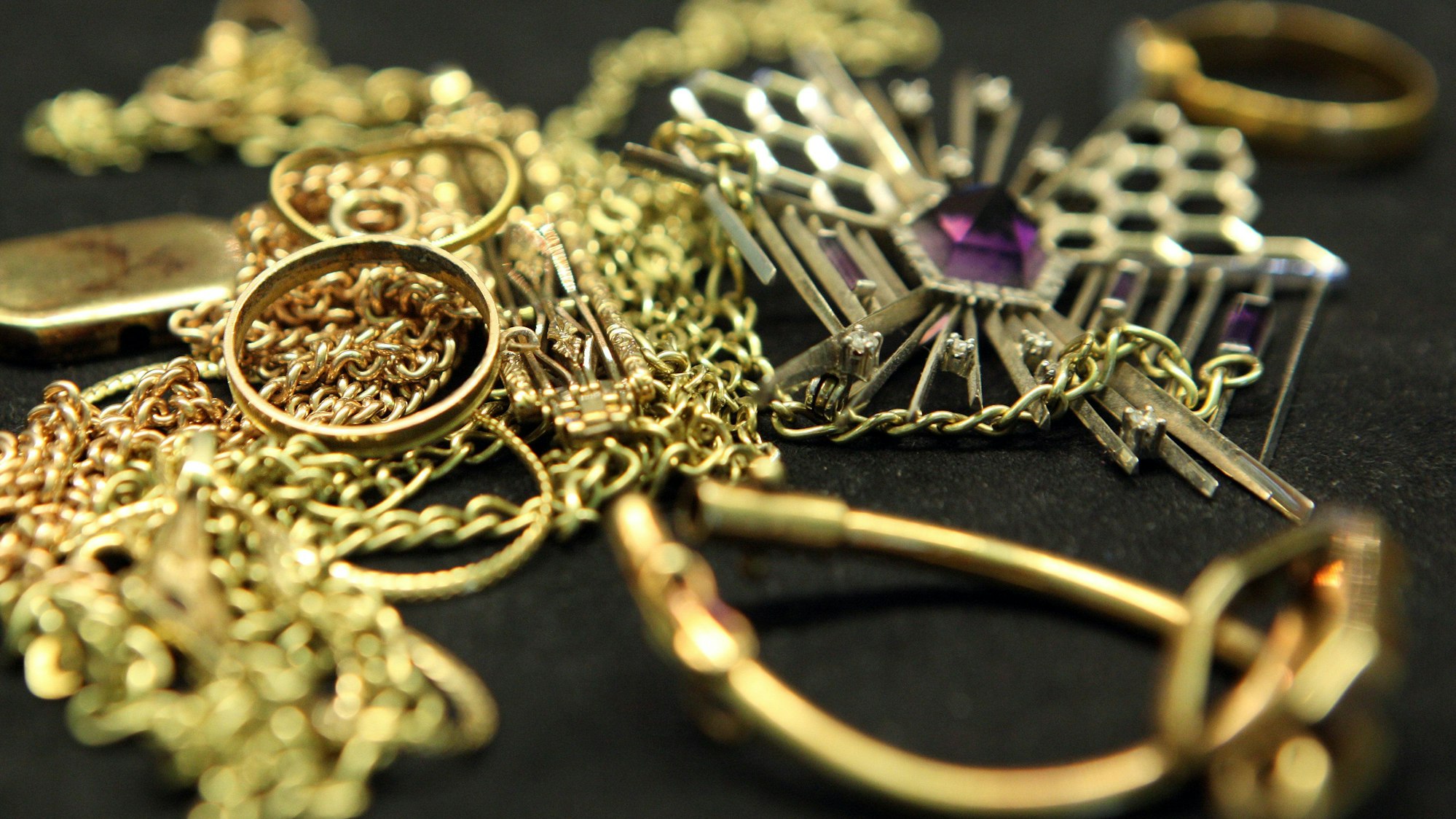 Ketten und Ringe aus Gold