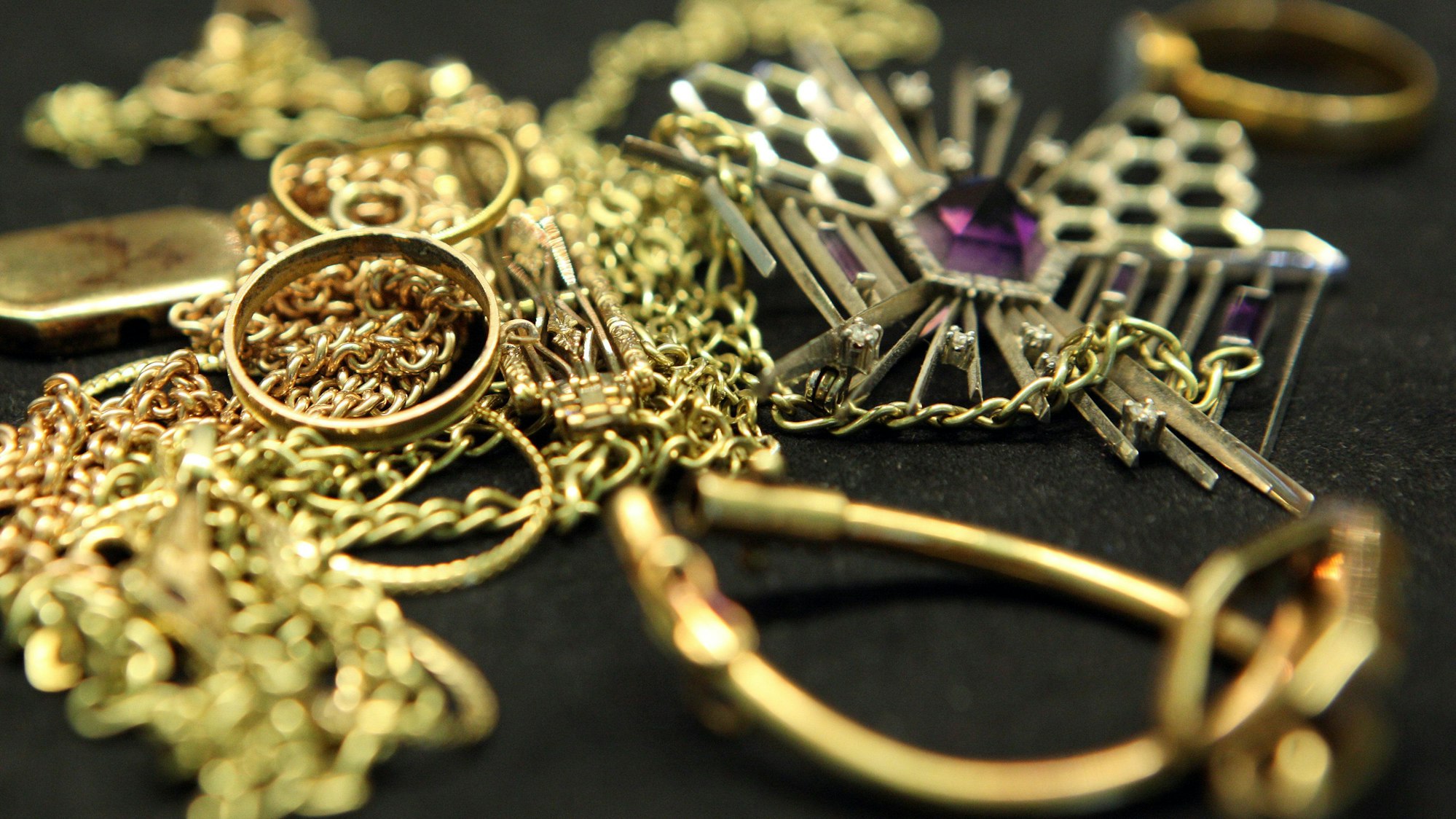 Angekaufter Goldschmuck liegt in Hamburg auf dem Tresen einer Münzhandlung.