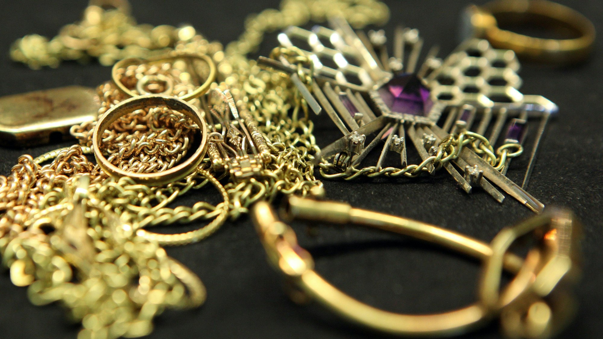 Angekaufter Goldschmuck liegt in Hamburg auf dem Tresen einer Münzhandlung.