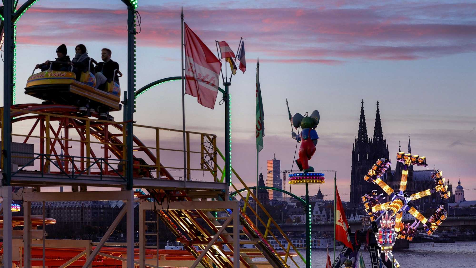 03.11.2023, Köln: Die Kölner Herbstkirmes an der Deutzer Werft im Abendlicht.
Foto: Michael Bause