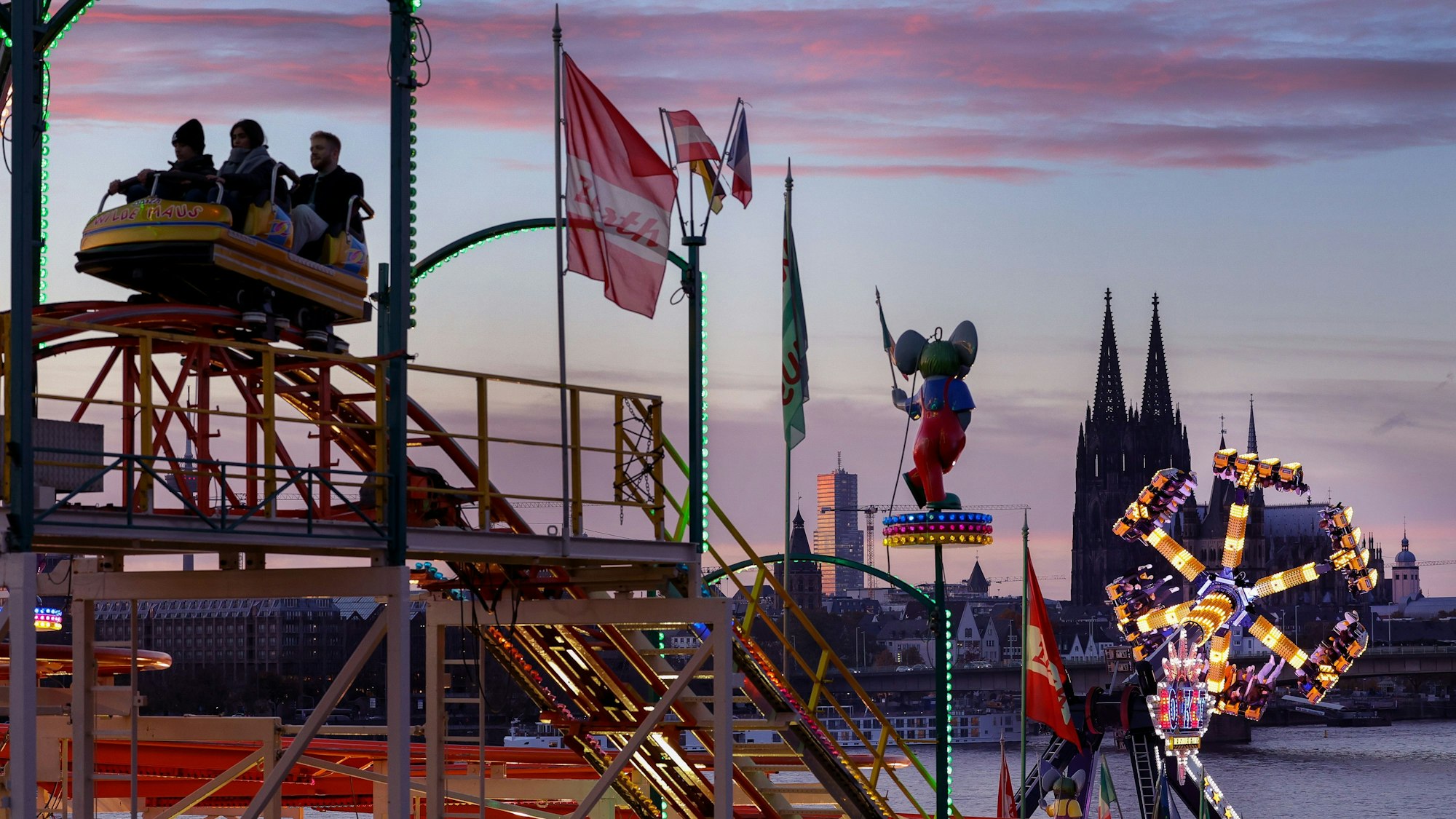 Fahrgeschäfte vor dem Kölner Altstadt-Panorama mit dem Dom