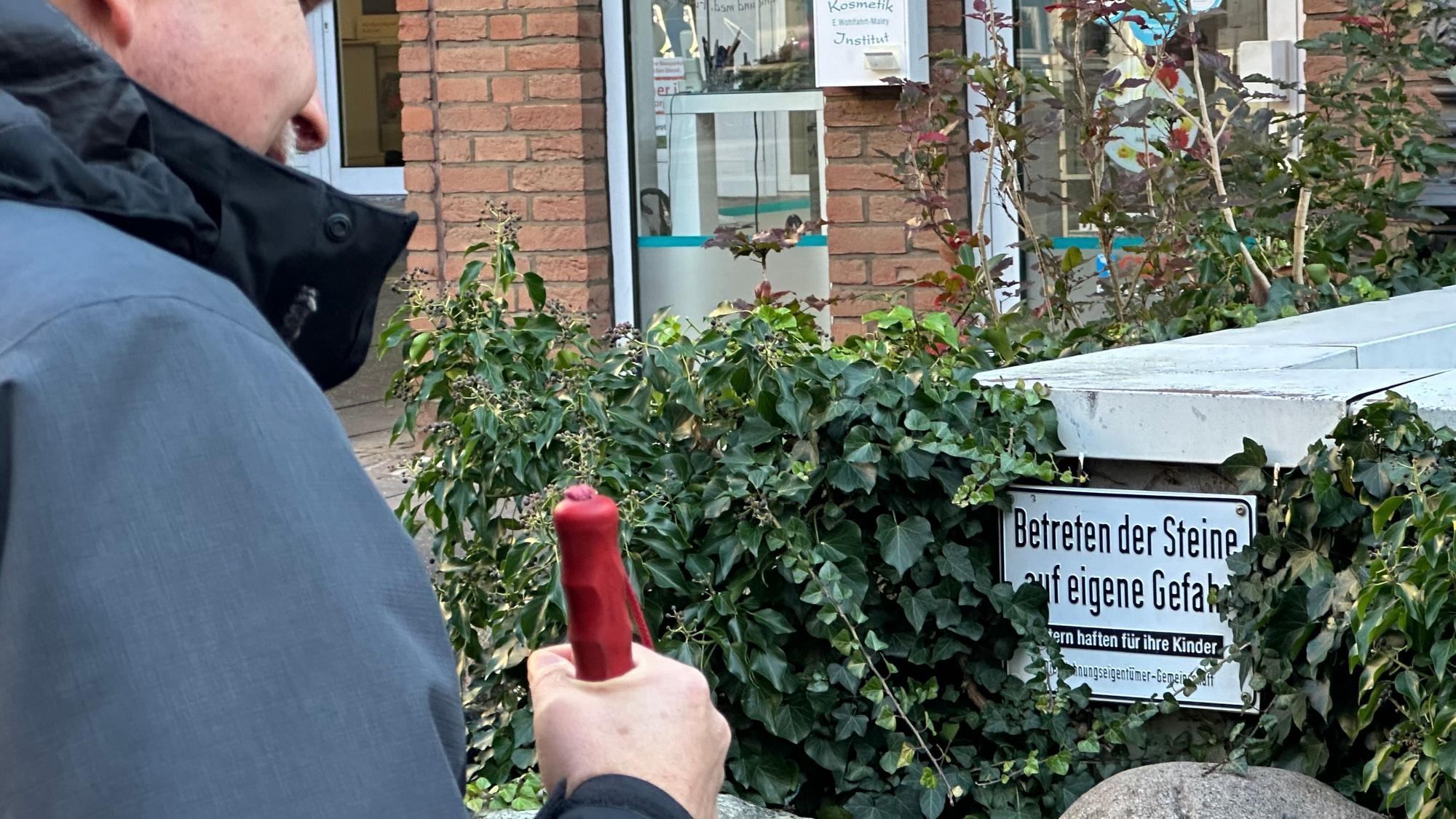 Günther Heger als Blinder in Siegburg unterwegs, er braucht immer Bezugspunkte, um sich zu orientieren. Schilder mit der Aufschrift „Betreten auf eigene“ Gefahr kann er nicht lesen.