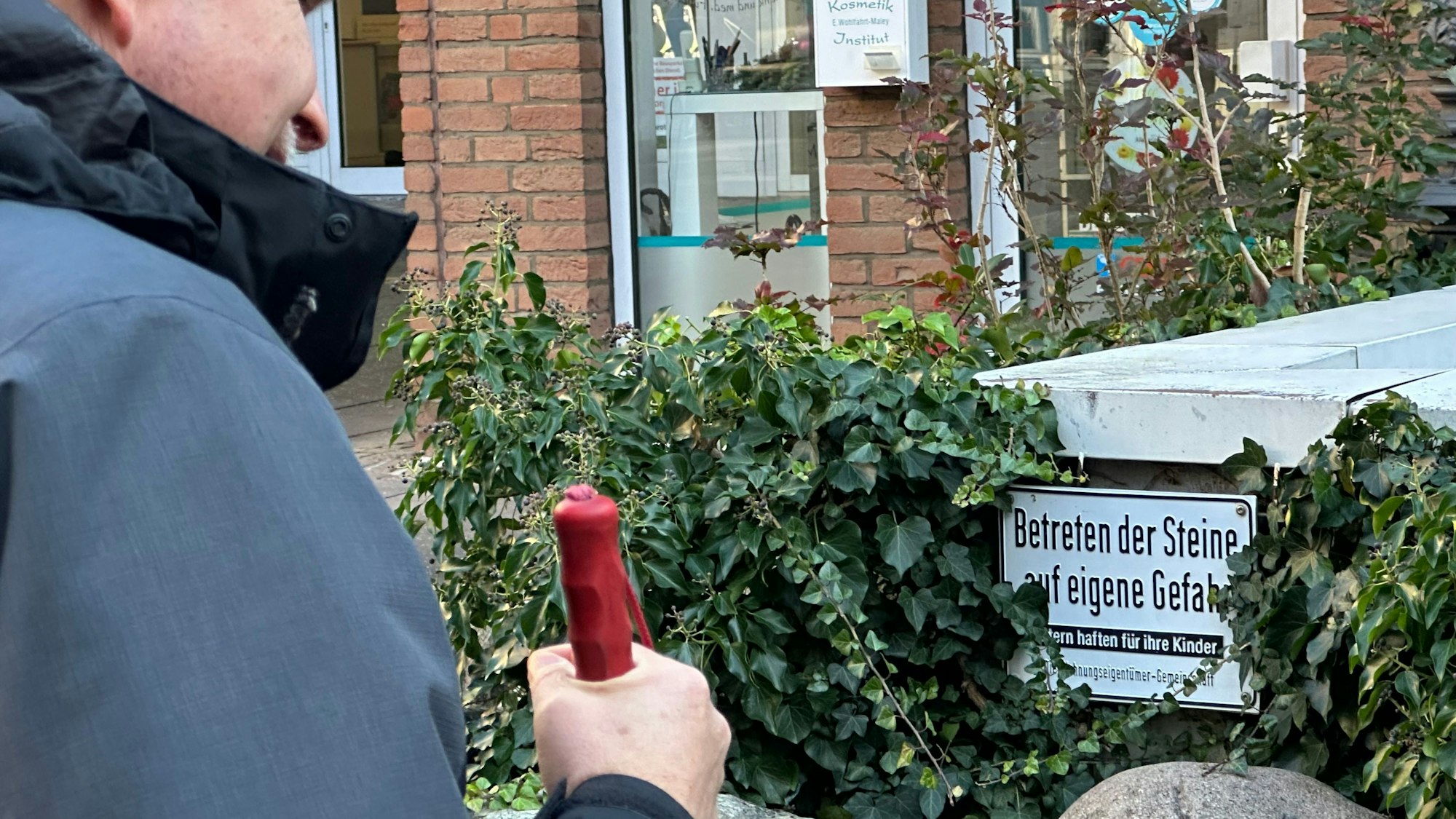 Günther Heger als Blinder in Siegburg unterwegs, er braucht immer Bezugspunkte, um sich zu orientieren. Schilder mit der Aufschrift „Betreten auf eigene“ Gefahr kann er nicht lesen.