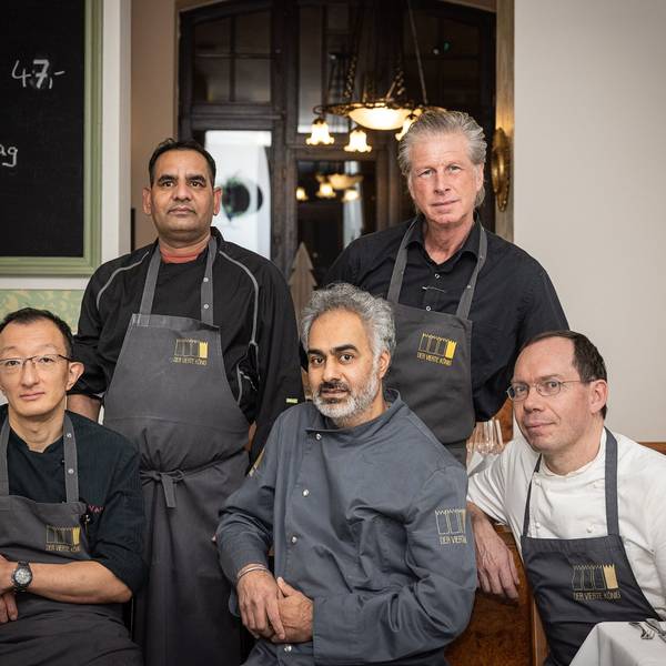 Jaspreet Dhaliwal-Wilmes (vorne Mitte) mit dem Küchenteam seines Restaurants „Der Vierte König“.