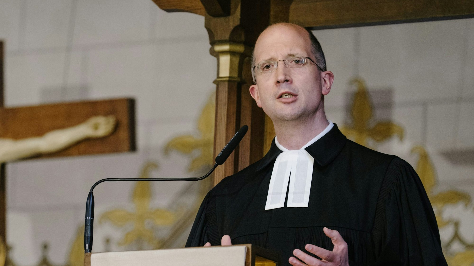 Thorsten Latzel, Präses aus der Evangelischen Kirche im Rheinland (EKiR), spricht im Gottesdienst