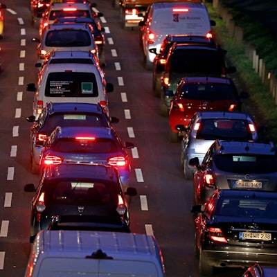 Autos stehen im morgendlichen Berufsverkehr im Stau.