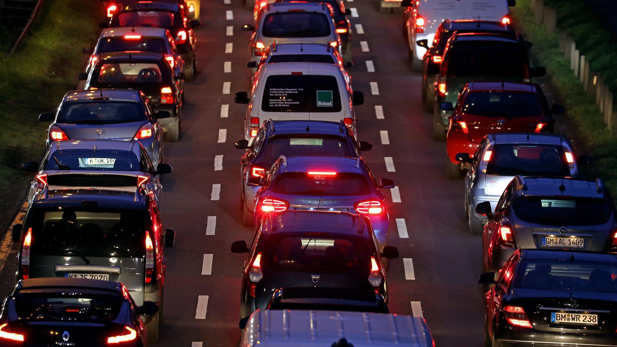 Autos stehen im morgendlichen Berufsverkehr im Stau.