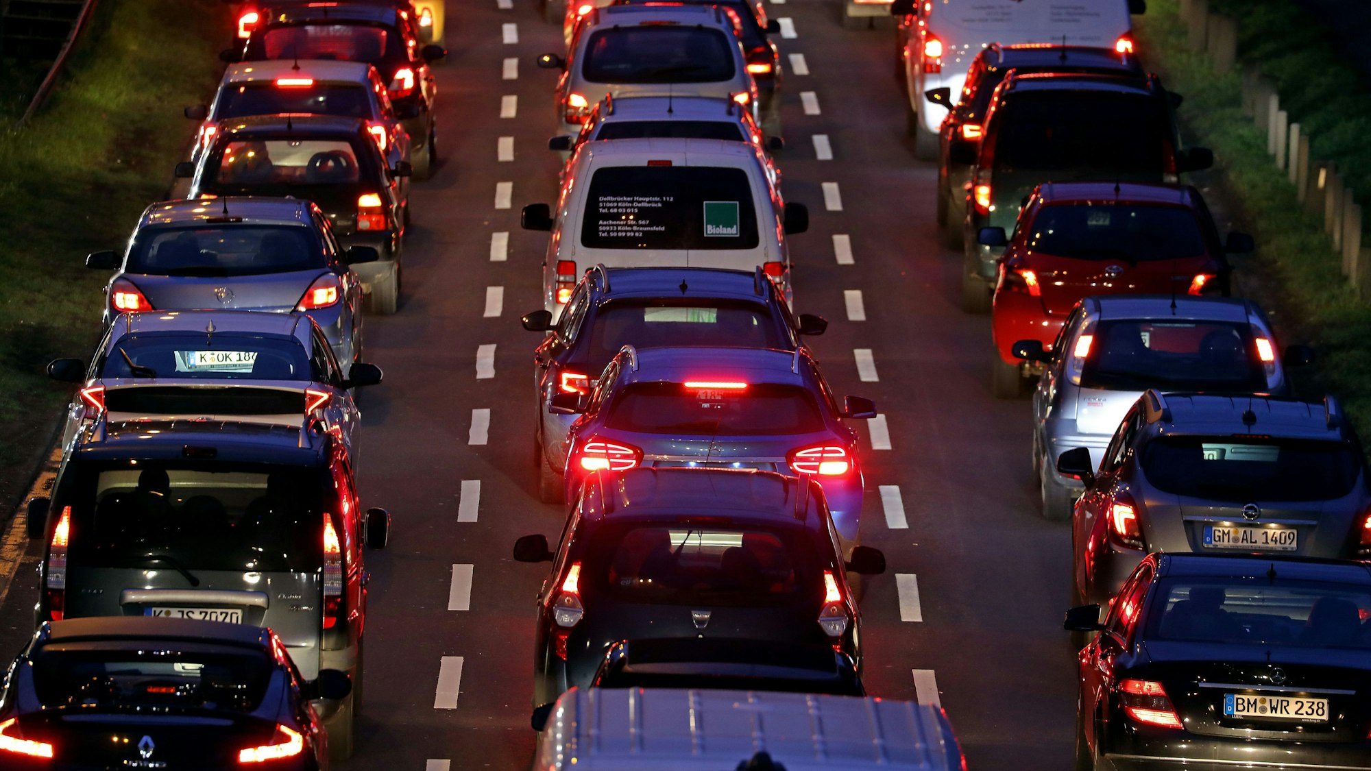 Autos stehen im morgendlichen Berufsverkehr im Stau.