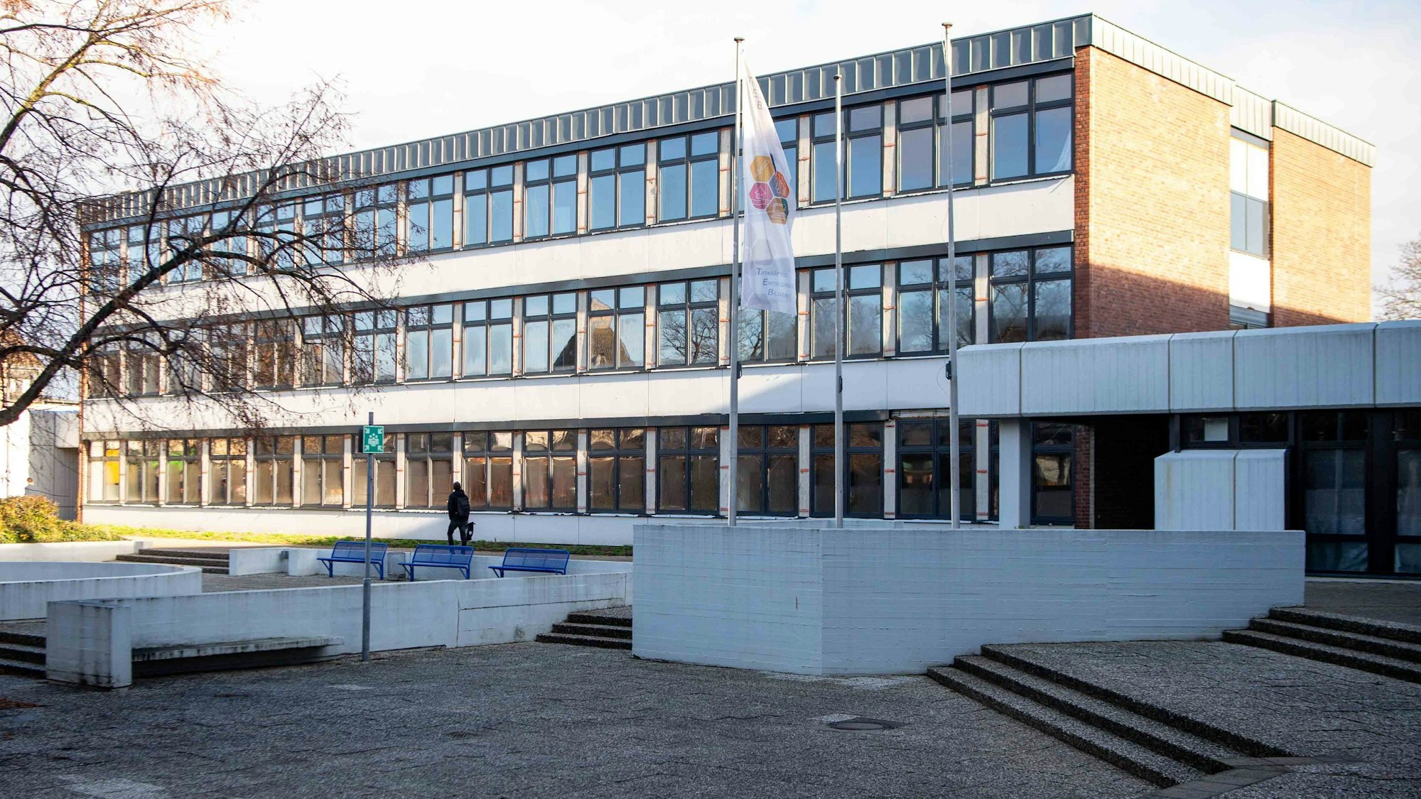 Das Bild zeigt den Trakt C von außen. Es scheint die Sonne.