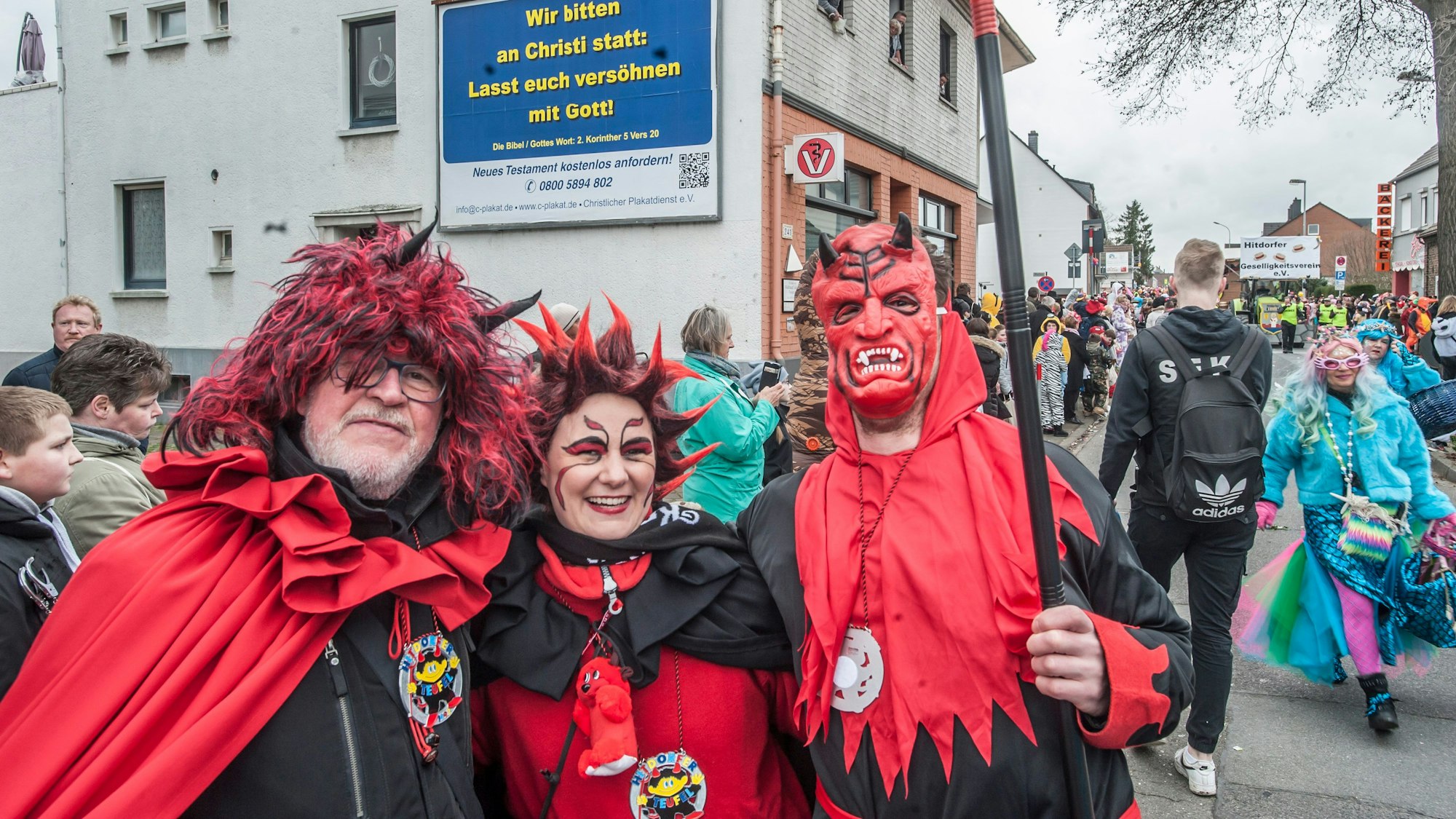 Vieles ist möglich beim Karnevalszug in Hitdorf, aber längst nicht alles erlaubt. ein Bild aus dem jahr 2020.