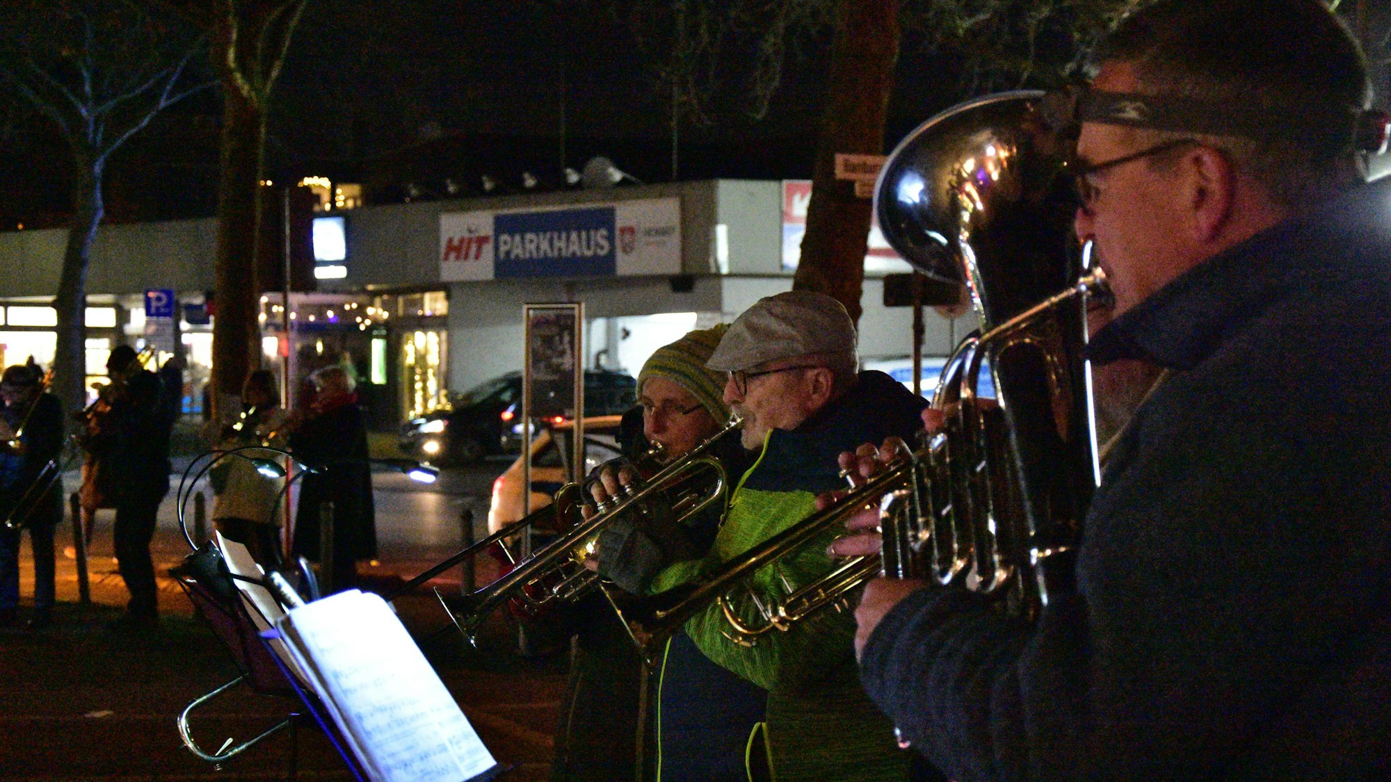 Bläser spielen in der Dunkelheit.