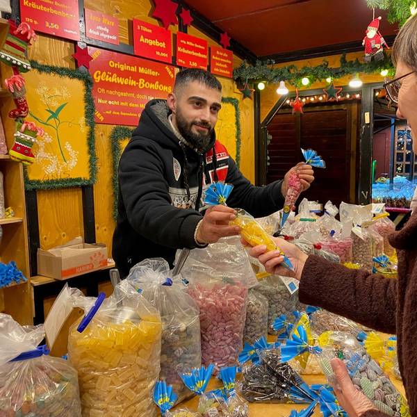 Zu sehen ist Cris Barbanera beim Verkauf von Bonbons.
