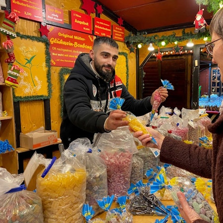 Zu sehen ist Cris Barbanera beim Verkauf von Bonbons.