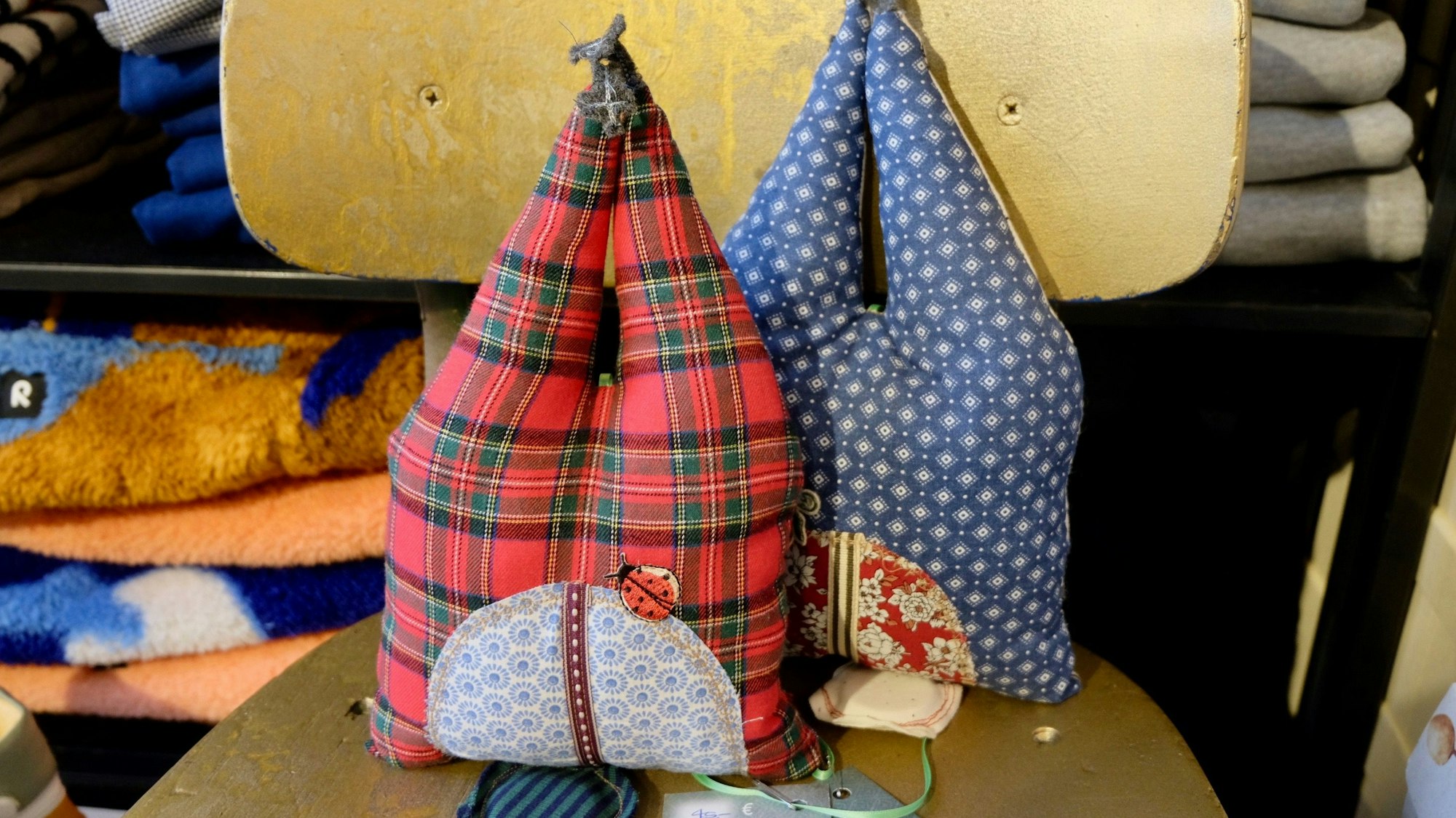 Schmucke Spieluhren in Form des Kölner Domes von Christine Rogaischu