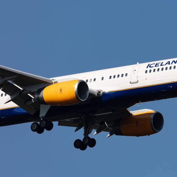 Eine Boeing 757 der isländischen Fluggesellschaft Icelandair ist am Himmel zu sehen. (Symbolbild)