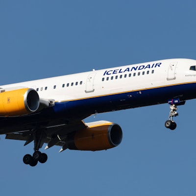 Eine Boeing 757 der isländischen Fluggesellschaft Icelandair ist am Himmel zu sehen. (Symbolbild)