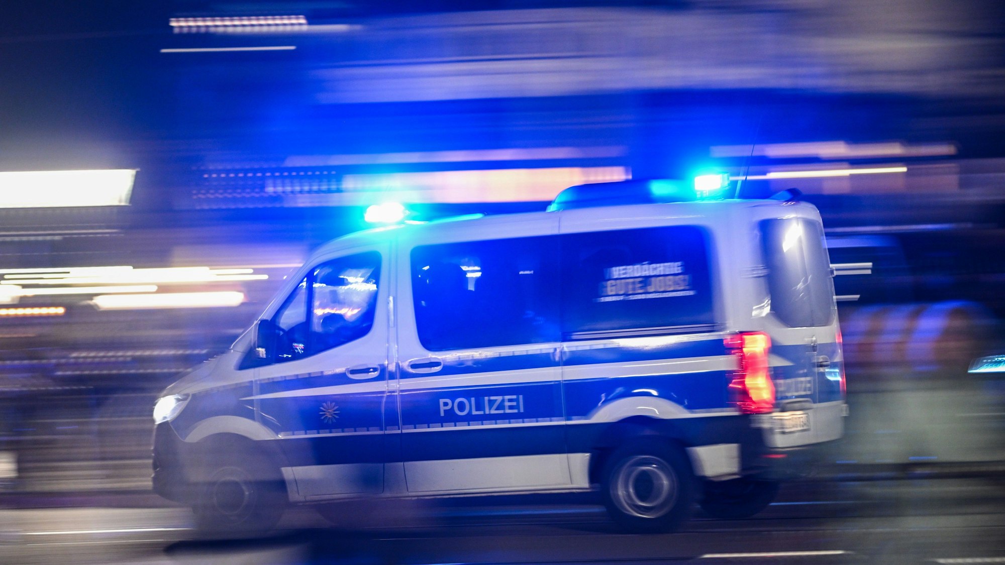 Zu sehen ist ein fahrendes Polizeifahrzeug.