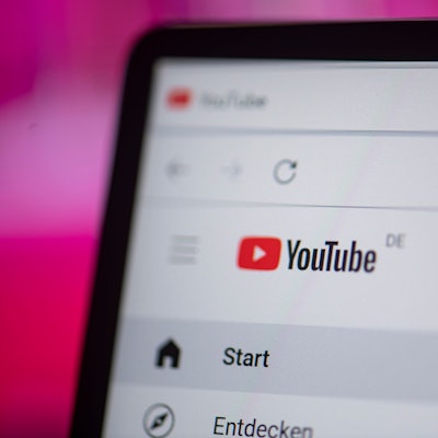 Mehr als 2,5 Millionen Menschen folgten Ruby Franke auf Youtube. Nun gab die Eltern-Influencerin die Misshandlung ihrer Kinder zu. (Symbolbild)