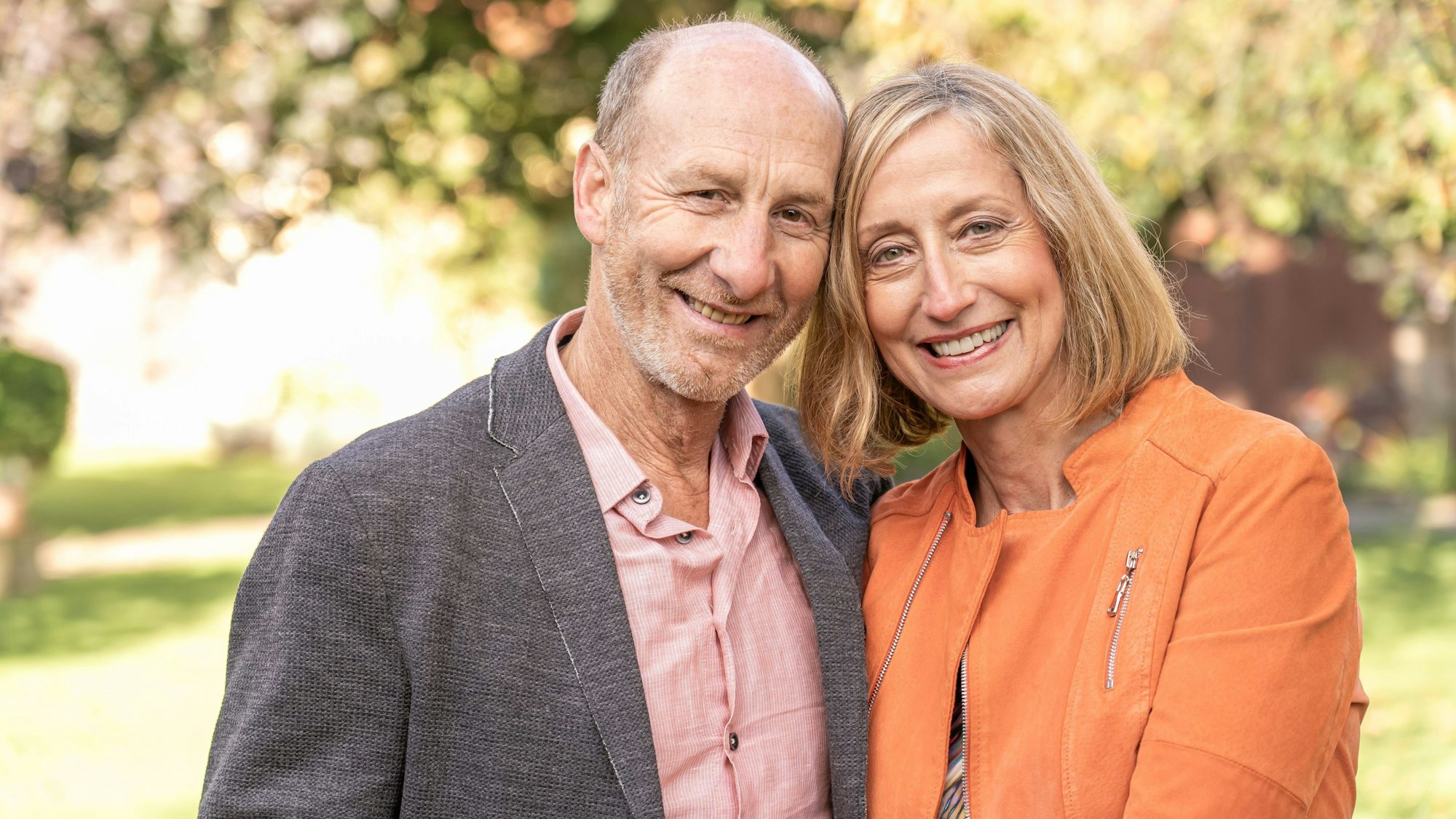 Hans und Elke lehnen die Köpfe aneinander und lächeln glücklich in die Kamera.
