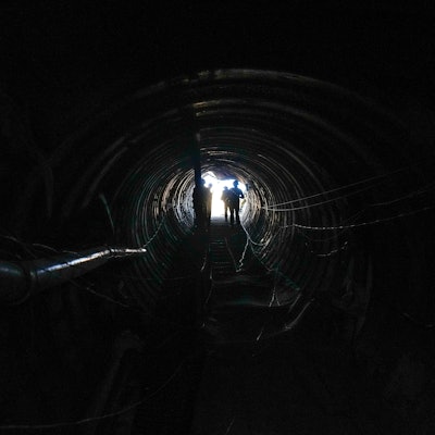 Palästinensische Gebiete, Gaza: Israelische Soldaten durchsuchen einen Tunnel, der nach Angaben des Militärs von militanten Hamas-Kämpfern für den Angriff auf den Grenzübergang Erez im nördlichen Gazastreifen genutzt wurde.